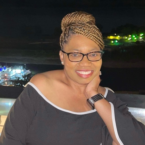 Meet your Posher, Ingrid - Picture 1 of 1